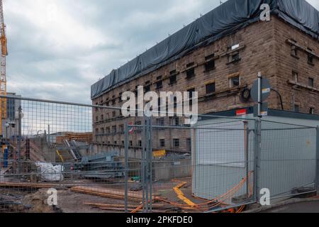 Stuttgart, Deutschland - April 07,2023:Hauptbahnhof Dies ist der Rest des alten Bahnhofsgebäudes, das für Stuttgart 21 abgerissen wurde. Stockfoto