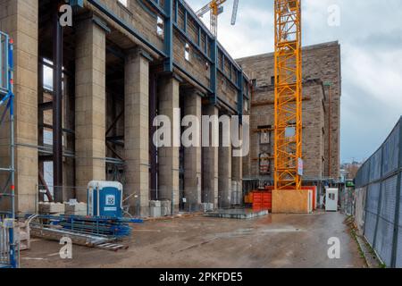 Stuttgart, Deutschland - April 07,2023:Hauptbahnhof Dies ist der Rest des alten Bahnhofsgebäudes, das für Stuttgart 21 abgerissen wurde. Stockfoto