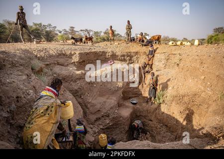 Kenia. 18. Februar 2023. Die Menschen in Turkana, die Wasser aus einem Brunnen beziehen, um die Dürre zu überleben der Klimawandel verursacht in Ostafrika die schlimmste Dürre in seiner Geschichte: Es hat in dieser Region seit mehr als drei Jahren nicht mehr geregnet, und mehr als 36 Millionen Menschen sind mit den verheerenden Folgen einer Welle konfrontiert, die laut Prognosen nicht in absehbarer Zeit enden wird. In Turkana, nördlich von Kenia, kämpfen die Menschen, um diese schreckliche Dürre zu überleben. (Foto: Simone Boccaccio/SOPA Images/Sipa USA) Guthaben: SIPA USA/Alamy Live News Stockfoto