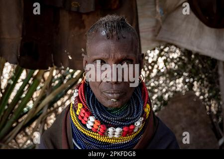 Kenia. 18. Februar 2023. Portrait einer Frau des Turkana-Stammes der Klimawandel verursacht in Ostafrika die schlimmste Dürre in seiner Geschichte: Es hat in dieser Region seit mehr als drei Jahren nicht mehr geregnet, und mehr als 36 Millionen Menschen sind mit den verheerenden Folgen einer Welle konfrontiert, die laut Prognosen nicht in absehbarer Zeit enden wird. In Turkana, nördlich von Kenia, kämpfen die Menschen, um diese schreckliche Dürre zu überleben. (Foto: Simone Boccaccio/SOPA Images/Sipa USA) Guthaben: SIPA USA/Alamy Live News Stockfoto