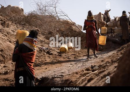 Kenia. 18. Februar 2023. Die Menschen in Turkana, die Wasser aus einem Brunnen beziehen, um die Dürre zu überleben der Klimawandel verursacht in Ostafrika die schlimmste Dürre in seiner Geschichte: Es hat in dieser Region seit mehr als drei Jahren nicht mehr geregnet, und mehr als 36 Millionen Menschen sind mit den verheerenden Folgen einer Welle konfrontiert, die laut Prognosen nicht in absehbarer Zeit enden wird. In Turkana, nördlich von Kenia, kämpfen die Menschen, um diese schreckliche Dürre zu überleben. (Foto: Simone Boccaccio/SOPA Images/Sipa USA) Guthaben: SIPA USA/Alamy Live News Stockfoto