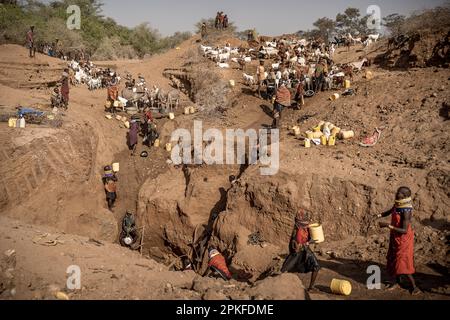 Kenia. 18. Februar 2023. Die Menschen in Turkana, die Wasser aus einem Brunnen beziehen, um die Dürre zu überleben der Klimawandel verursacht in Ostafrika die schlimmste Dürre in seiner Geschichte: Es hat in dieser Region seit mehr als drei Jahren nicht mehr geregnet, und mehr als 36 Millionen Menschen sind mit den verheerenden Folgen einer Welle konfrontiert, die laut Prognosen nicht in absehbarer Zeit enden wird. In Turkana, nördlich von Kenia, kämpfen die Menschen, um diese schreckliche Dürre zu überleben. (Foto: Simone Boccaccio/SOPA Images/Sipa USA) Guthaben: SIPA USA/Alamy Live News Stockfoto