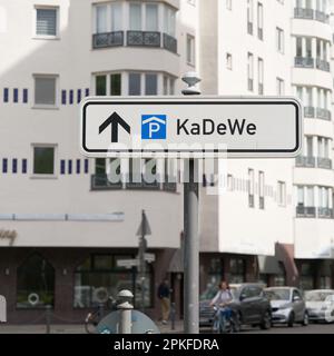 Straßenschild mit Hinweis auf ein Parkhaus für Kunden von KaDeWe, Kaufhaus des Westens in Berlin. Übersetzung: Kaufhaus des Westens Stockfoto