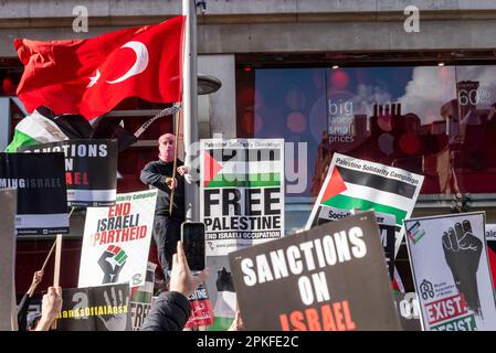 Kensington High Street, Kensington, London, Großbritannien. 7. April 2023. Vor der israelischen Botschaft in Kensington findet ein Protest von Anhängern Palästinas statt, gefolgt von einem marsch entlang der High Street, der gegen die Handlungen Israels protestiert Stockfoto