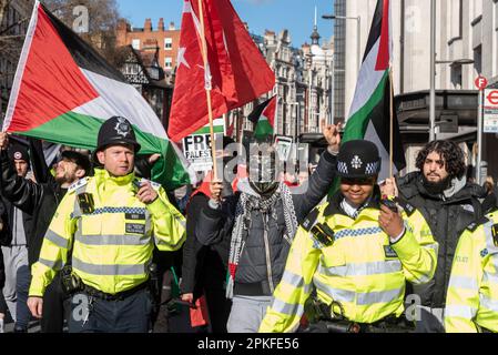 Kensington High Street, Kensington, London, Großbritannien. 7. April 2023. Vor der israelischen Botschaft in Kensington findet ein Protest von Anhängern Palästinas statt, gefolgt von einem marsch entlang der High Street, der gegen die Handlungen Israels protestiert Stockfoto