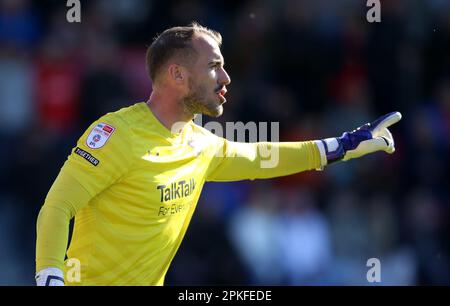 Der Torwart Alex Cairns aus Salford City setzt beim Spiel Sky Bet League One im Peninsula Stadium in Salford Gesten. Foto: Freitag, 7. April 2023. Stockfoto