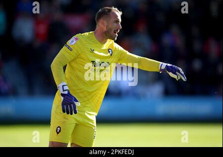 Der Torwart Alex Cairns aus Salford City setzt beim Spiel Sky Bet League One im Peninsula Stadium in Salford Gesten. Foto: Freitag, 7. April 2023. Stockfoto