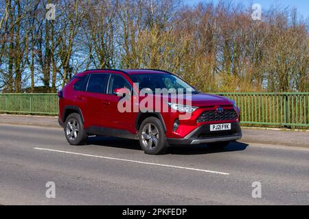 2021 Red Toyota Rav4 Design HEV CVT; Überquerung der Autobahnbrücke im Großraum Manchester, Großbritannien Stockfoto