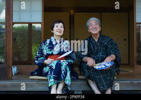 Ein älteres Paar sitzt auf der Veranda Stockfoto