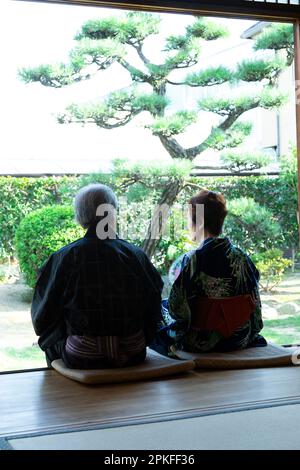 Ein älteres Paar sitzt auf der Veranda Stockfoto