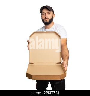Ein junger bärtiger Mann, der mit einer offenen Pizza-Box lächelt, isoliert auf weißem Hintergrund. Kann verwendet werden, um Ihr Produkt darzustellen. Stockfoto