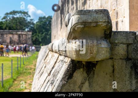 Gefiederte Schlange des Ballspiels der Maya-Stadt Chichen Itza auf der Yucatan-Halbinsel in Mexiko, dies ist eine antike Maya-Stadt, in der die Pyrame liegt Stockfoto