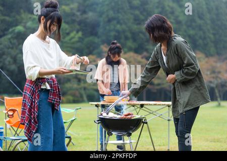 Frau grillt Stockfoto