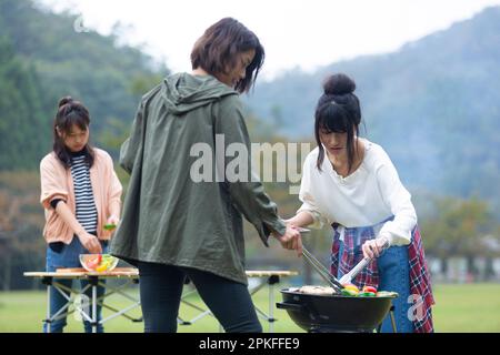 Frau grillt Stockfoto