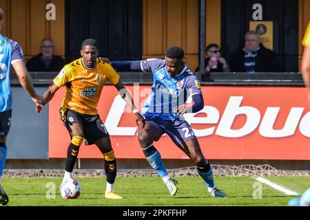 Toto Nsiala (22 Fleetwood) fordert Shilow Tracey (18 Cambridge United) während des Spiels der Sky Bet League 1 zwischen Cambridge United und Fleetwood Town im R Costings Abbey Stadium, Cambridge, am Freitag, den 7. April 2023 heraus. (Foto: Kevin Hodgson | MI News) Guthaben: MI News & Sport /Alamy Live News Stockfoto