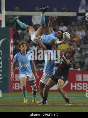 ***NUR FÜR NICHTGEWERBLICHE ZWECKE*** Hong KongHH Max Woodward (R) erhebt sich am 01. April 2023 bei den Cathay Pacific/HSBC Hong Kong Sevens in Hongkong um den Ball mit UruguayHH Guillermo Lijtenstein (oben). R7. 01APR23 SCMP/Elson Li Stockfoto