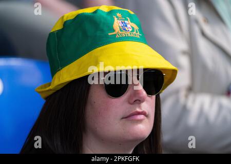Wimbledon, London, Großbritannien. 7. April 2023 Ein australischer Unterstützer der Commbank Australia Matildas gegen Scotland Women's National Team im Cherry Red Records Stadium, Plough Lane Wimbledon Credit: amer ghazzal/Alamy Live News Stockfoto