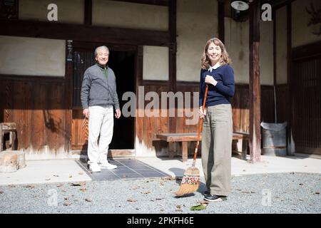 Seniorenpaar in einem Landhaus Stockfoto