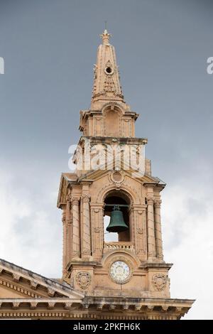 Floriana, Malta - 12. November 2022: Glockenturm der Gemeinde St. Publius Stockfoto