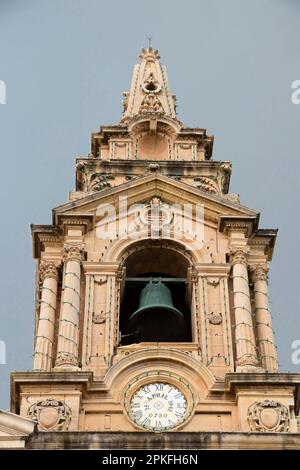 Floriana, Malta - 12. November 2022: Glockenturm der Gemeinde St. Publius Stockfoto