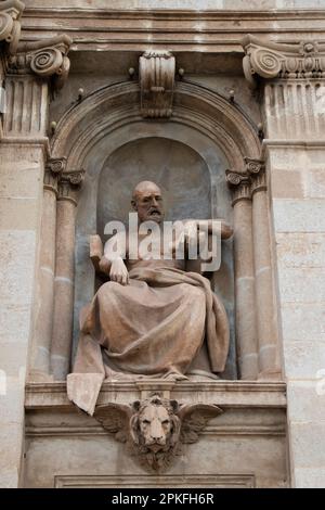 Sliema, Malta - 12. November 2022: Skulptur in einer Nische der Kirche Jesus von Nazareth Stockfoto