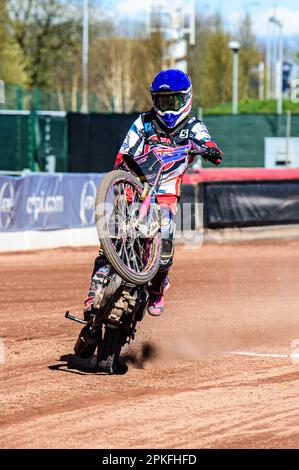 James Pearson feiert am Freitag, den 7. April 2023, mit einem Wheelie während des Spiels der National Development League zwischen Belle Vue Colts und Berwick Bullets im National Speedway Stadium in Manchester. (Foto: Ian Charles | MI News) Guthaben: MI News & Sport /Alamy Live News Stockfoto