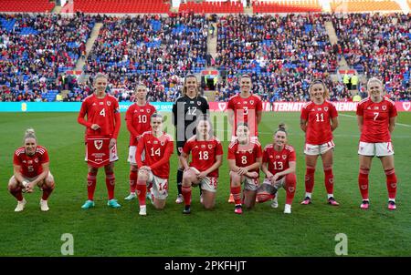 Wales Team Gruppe vorher, von links nach rechts, stehend, Sophie Ingle, Jess Fishlock, Olivia Clark, Gemma Evans, Hannah Cain, Ceri Holland, kniend, Rhiannon Roberts, Hayley Ladd, Esther Morgan, Angharad James und Rachel Rowe vor der Women's International Friendly im Cardiff City Stadium, Wales. Foto: Donnerstag, 6. April 2023. Stockfoto