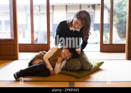 Seniorin und Enkel entspannen sich im Landhaus Stockfoto