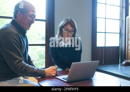 Ein Seniorenpaar recherchiert über den Computer Stockfoto