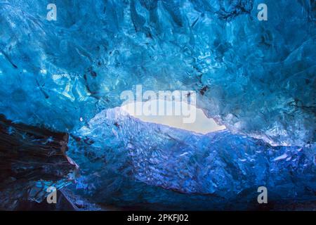 Die Kristall, natürliche Eishöhle im Breiðamerkurjökull / Breidamerkurjokull Gletscher im Vatnajökull Nationalpark, Island Stockfoto