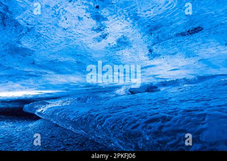 Die Kristall, natürliche Eishöhle im Breiðamerkurjökull / Breidamerkurjokull Gletscher im Vatnajökull Nationalpark, Island Stockfoto