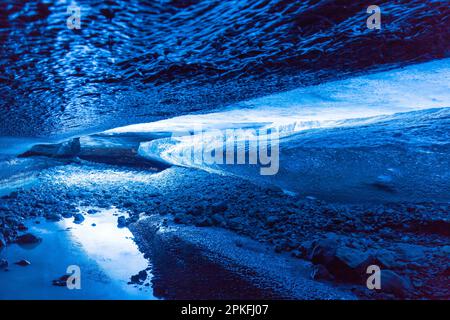Die Kristall, natürliche Eishöhle im Breiðamerkurjökull / Breidamerkurjokull Gletscher im Vatnajökull Nationalpark, Island Stockfoto