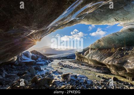 Eintritt zum Kristall, natürliche Eishöhle im Breiðamerkurjökull / Breidamerkurjokull-Gletscher im Vatnajökull-Nationalpark, Island Stockfoto