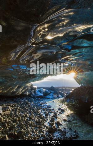 Eintritt zum Kristall, natürliche Eishöhle im Breiðamerkurjökull / Breidamerkurjokull-Gletscher im Vatnajökull-Nationalpark, Island Stockfoto