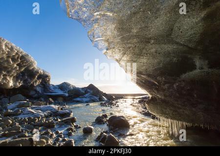 Eintritt zum Kristall, natürliche Eishöhle im Breiðamerkurjökull / Breidamerkurjokull-Gletscher im Vatnajökull-Nationalpark, Island Stockfoto