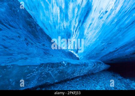 Die Kristall, natürliche Eishöhle im Breiðamerkurjökull / Breidamerkurjokull Gletscher im Vatnajökull Nationalpark, Island Stockfoto