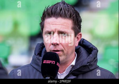 GRONINGEN - Direktor des FC Groningen Wouter Gudde spricht mit ESPN über die neuen KNVB-Regeln während des niederländischen Premier-League-Spiels zwischen dem FC Groningen und dem FC Utrecht im Euroborg-Stadion am 7. April 2023 in Groningen, Niederlande. ANP COR LASKER Credit: ANP/Alamy Live News Stockfoto