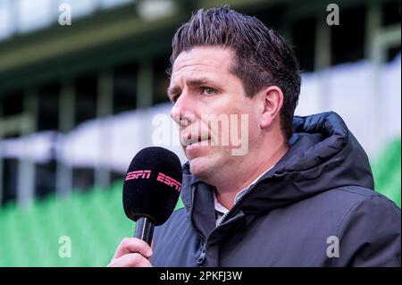 GRONINGEN - Direktor des FC Groningen Wouter Gudde spricht mit ESPN über die neuen KNVB-Regeln während des niederländischen Premier-League-Spiels zwischen dem FC Groningen und dem FC Utrecht im Euroborg-Stadion am 7. April 2023 in Groningen, Niederlande. ANP COR LASKER Credit: ANP/Alamy Live News Stockfoto