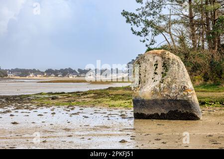 Menhir de Penglaouic bei Ebbe an der Flussmündung der Pont l'Abbe mit Île-Tudy im Hintergrund, Bretagne, Frankreich Stockfoto