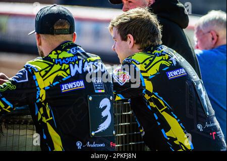 Mason Watson (links) und Jamie Halder beobachten am Freitag, den 7. April 2023 im National Speedway Stadium in Manchester die Vorbereitung der Rennstrecke während des Spiels der National Development League zwischen Belle Vue Colts und Berwick Bullets. (Foto: Ian Charles | MI News) Guthaben: MI News & Sport /Alamy Live News Stockfoto