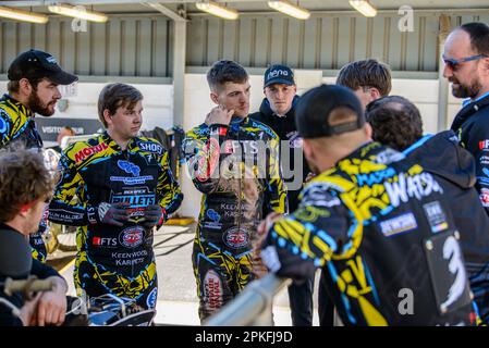 Berwick „GHT“ Bullets veranstalten am Freitag, den 7. April 2023, ein Teammeeting während des Spiels der National Development League zwischen Belle Vue Colts und Berwick Bullets im National Speedway Stadium in Manchester. (Foto: Ian Charles | MI News) Guthaben: MI News & Sport /Alamy Live News Stockfoto