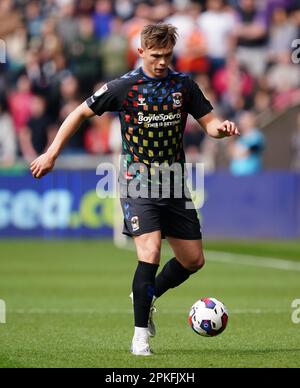 Callum Doyle von Coventry City während des Sky Bet Championship-Spiels im Swansea.com Stadium in Wales. Foto: Freitag, 7. April 2023. Stockfoto