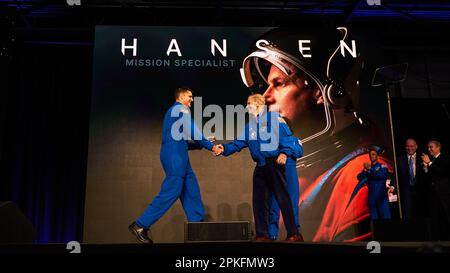 Der kanadische Astronaut Jeremy Hansen schüttelt mit dem NASA-Administrator Bill Nelson bei der Ankündigungsveranstaltung Artemis II in Houston, USA, am 3. April 2023 Hand Stockfoto