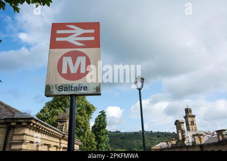 Schild am Bahnhof Saltaire im Dorf Saltaire, Yorkshire Dales; Ausgangspunkt des langen Fußwegs auf dem Dales High Way. Stockfoto