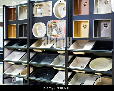 Ausstellung von Küchenwaschbecken im Laden Stockfoto