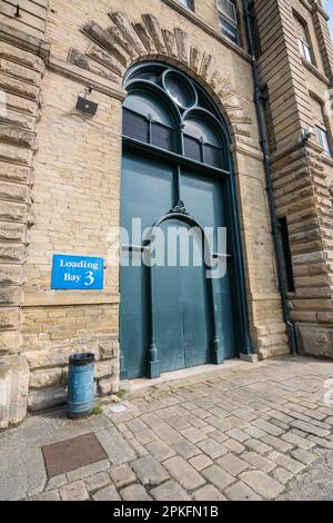 Ein großer dekorativer Bogengang bei Salts Mill, Saltaire, Yorkshire Dales; der Ausgangspunkt für den langen Fußweg auf dem Dales High Way. Stockfoto