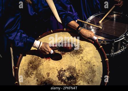 Calanda, Spanien. 07. April 2023. Die verwundeten Klopfgeräusche eines Schlagzeugers während der Tamborrada am Karfreitag in der Gemeinde Calanda. Kredit: Matthias Oesterle/Alamy Live News Stockfoto