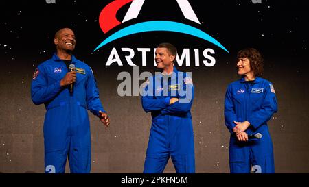 Der amerikanische Astronaut, Pilot von Artemis II, Victor Glover, hält am 3. April 2023 auf der NASA-Ankündigungsveranstaltung in Houston, USA, eine Rede. Stockfoto