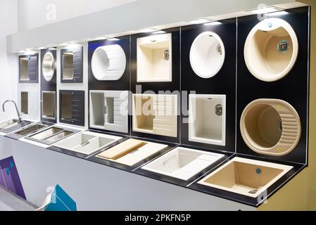 Ausstellung von Küchenwaschbecken im Laden Stockfoto