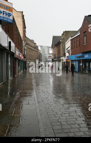 East Street bei starkem Regen mit Riverlights Busbahnhof am Ende der Straße. Stockfoto